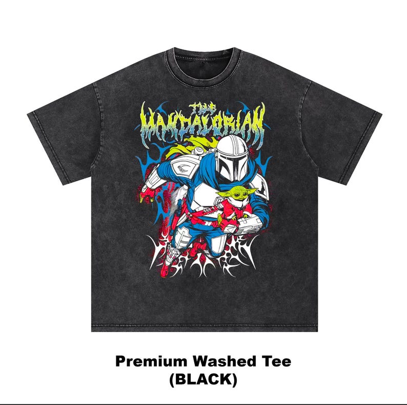 K&ouml;nnte beinhalten: Schwarz gewaschenes T-Shirt mit einer Grafik von The Mandalorian und Grogu. Das Design enth&auml;lt den Text "The Mandalorian" in einer stilisierten Schriftart mit einer Farbpalette aus Blau, Rot, Gelb und Wei&szlig;.