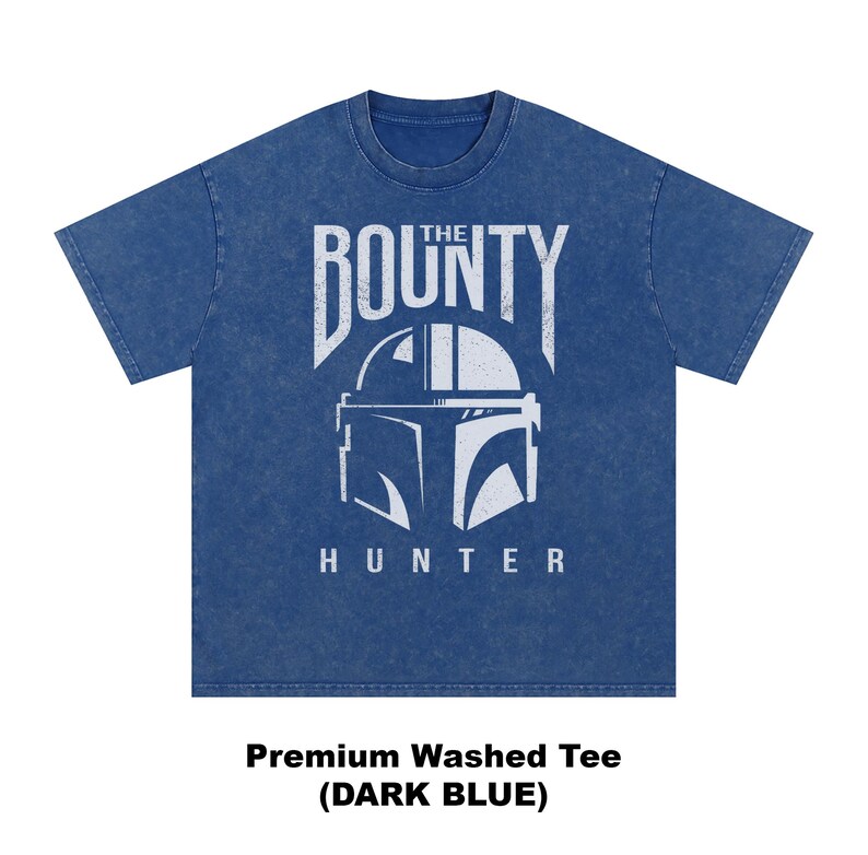 Puede incluir: Camiseta azul oscuro con un gr&aacute;fico blanco de un casco y las palabras "THE BOUNTY HUNTER". La camiseta es una camiseta lavada de primera calidad. El texto "Premium Washed Tee (DARK BLUE)" est&aacute; impreso en la parte inferior de la imagen.