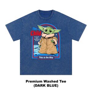 K&ouml;nnte beinhalten: Dunkelblaues Premium-Wasch-T-Shirt mit einer Grafik von The Child aus The Mandalorian. Die Grafik enth&auml;lt den Text "The Child", "Caring for your Unexpected Bounty" und "This is the Way".