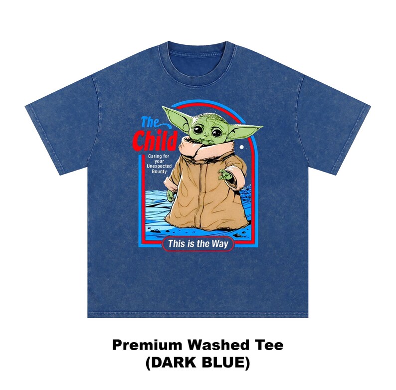K&ouml;nnte beinhalten: Dunkelblaues Premium-Wasch-T-Shirt mit einer Grafik von The Child aus The Mandalorian. Die Grafik enth&auml;lt den Text "The Child", "Caring for your Unexpected Bounty" und "This is the Way".