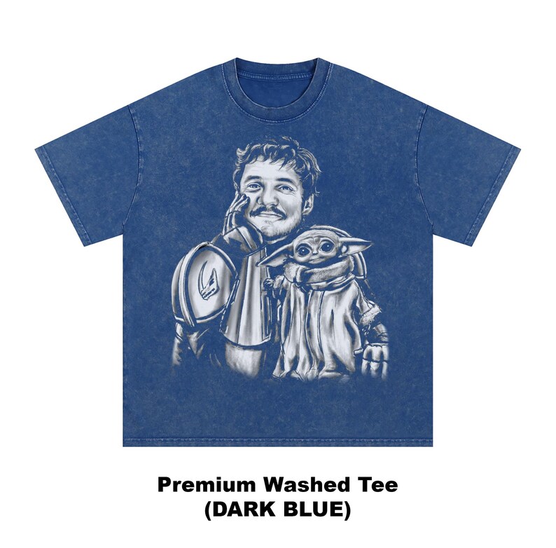 Puede incluir: Camiseta lavada premium azul oscuro con un gr&aacute;fico de un hombre y una peque&ntilde;a criatura. El hombre lleva una armadura y la criatura est&aacute; envuelta en una capa. El texto "Premium Washed Tee (DARK BLUE)" est&aacute; en la parte inferior.