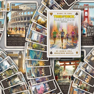 Pode incluir: Um baralho de cartas com rotas de maratona. A carta central diz "BORN TO RUN TREK & DECK MARATHON EDITION" com corredores. Outras cartas mostram locais de maratonas como Roma, Londres e São Francisco. As cartas têm naipes de copas, espadas, ouros e paus.