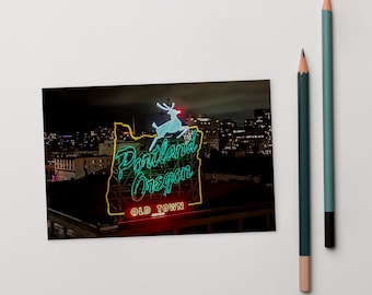 Vykort med hjortskylt från Portland, Oregon | Vintage neonlandmärke för renar | Resekonst för nordvästra Stilla havet