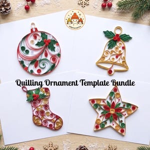 Könnte beinhalten: Ein Quilling-Ornament-Vorlagenpaket mit vier Papier-Quilling-Designs: eine runde Weihnachtskugel, eine Glocke, ein Weihnachtsstrumpf und ein Stern. Jedes Ornament besteht aus filigranen roten, grünen und goldenen Papierrollen.