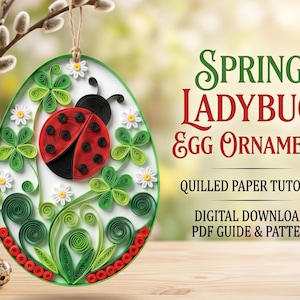 Könnte beinhalten: Ein Papier-Quilling-Ei-Ornament mit einem roten Marienkäfer-Design, grünen Kleeblättern und weißen Gänseblümchen. Das Ornament wird an einer Schnur aufgehängt. Der Text lautet "Spring Ladybug Egg Ornament" und "Quilled Paper Tutorial".