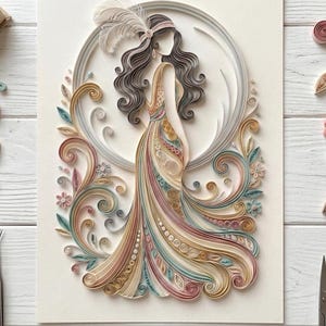 Op de afbeelding: Een papieren quilling kunstwerk met een vrouw in een vloeiende jurk. Het kunstwerk gebruikt pastelkleuren en ingewikkelde papieren stroken om een gedetailleerd ontwerp te creëren. De vrouw wordt omlijst door een cirkelvormig ontwerp met bloemen- en bladaccenten.