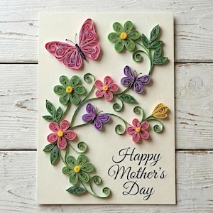 Puede incluir: Una tarjeta del Día de la Madre hecha a mano con mariposas y flores de papel quilling en tonos rosa, morado, verde y amarillo. La tarjeta incluye el texto "Happy Mother's Day" en una elegante escritura.