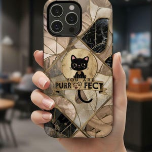 Könnte beinhalten: Handyhülle mit Mosaikmuster in Braun-, Beige- und Schwarztönen. Sie zeigt eine schwarze Katzenillustration mit dem Text "YOU ARE PURR FECT". Die Hülle hat eine glänzende Oberfläche und ein schützendes Design.