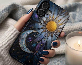 Op de afbeelding: Een telefoonhoesje met een hemels ontwerp, met een gouden zon, maan en sterren op een donkerblauwe en paarse achtergrond. De hoes heeft een glanzende afwerking en een zwarte rand. Het ontwerp lijkt op glas-in-lood.