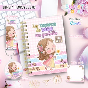 Puede incluir: Un cuaderno espiralado con el texto "Los Tiempos de Dios son perfectos" y una ilustración de dibujos animados de una niña. Incluye un marcapáginas, un llavero y una nota adhesiva con diseños a juego. El cuaderno y los accesorios tienen una combinación de colores rosa y amarillo.