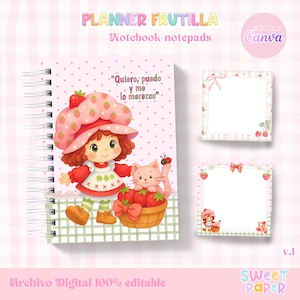 Puede incluir: Un cuaderno de espiral y dos blocs de notas cuadrados con un personaje de dibujos animados con pelo castaño, sombrero de fresa y un gato rosa. La portada del cuaderno muestra el texto "Quiero, puedo y me lo merezco" y una cesta de fresas.