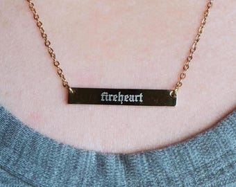Fireheart Gravierte Halskette: Edelstahl Schmuck für Bücherlieber
