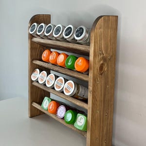 K&ouml;nnte beinhalten: Ein Set aus drei Keramikbechern mit gesprenkelter, matter Oberfl&auml;che. Die Becher sind in Creme-, Hellgrau- und Dunkelgraut&ouml;nen gehalten. Jeder Becher hat ein schlichtes, minimalistisches Design und einen abgerundeten Henkel.