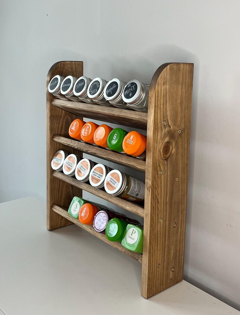 K&ouml;nnte beinhalten: Ein Set aus drei Keramikbechern mit gesprenkelter, matter Oberfl&auml;che. Die Becher sind in Creme-, Hellgrau- und Dunkelgraut&ouml;nen gehalten. Jeder Becher hat ein schlichtes, minimalistisches Design und einen abgerundeten Henkel.