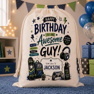 Pode incluir: Uma mochila de cordão cor de creme com o texto Happy Birthday to an Awesome Guy! With Love to Jackson. Os gráficos incluem um skate, mochila, relógio, auscultadores, comando de jogo e uma garrafa de água com o texto Level Up Another Year.