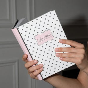 Carnet de notes personnalisé à pois - Calligraphie nominative personnalisée, couverture rigide