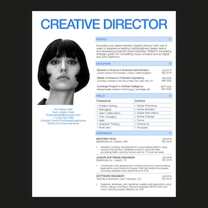 Könnte beinhalten: Ein schwarz-weiß Lebenslauf für einen Creative Director. Der Lebenslauf enthält ein Kopfbild, Profil-, Ausbildungs-, Fähigkeiten- und Erfahrungsbereiche. Der Text enthält Kontaktinformationen, Berufsbezeichnungen und Firmennamen.