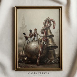 Puede incluir: Una impresión vintage enmarcada que presenta una escena navideña caprichosa. Soldados de juguete en miniatura están de pie sobre un adorno agrietado, mientras que otros suben por un bastón de caramelo y campanas. La impresión tiene un marco dorado y el texto "CALIA PRINTS" en la parte inferior.