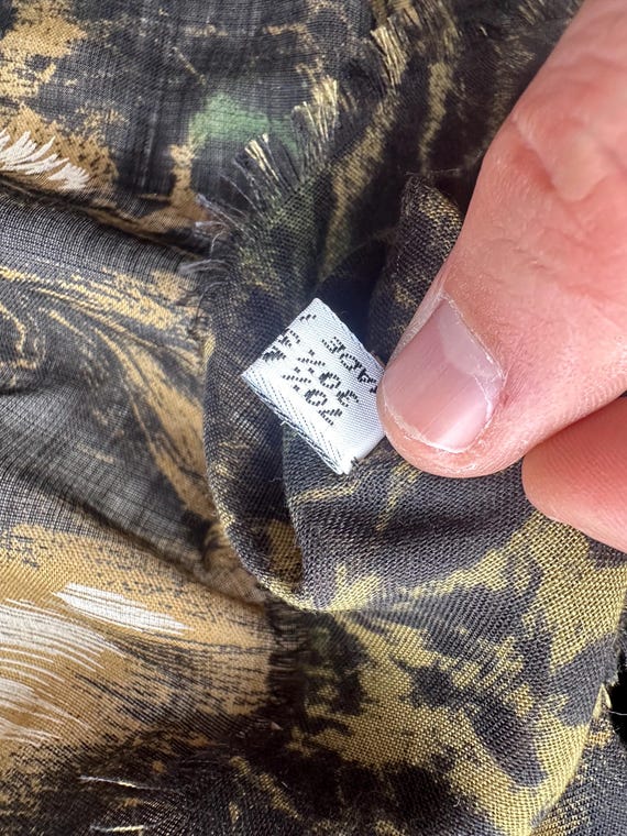 Make a bold and elegant statement with this luxur… - image 6