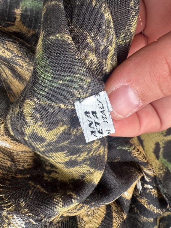 Make a bold and elegant statement with this luxur… - image 5