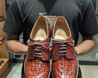 Chaussures habillées marron faites main, cuir embossé façon crocodile, richelieus à lacets