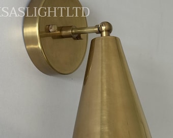 Aplique de pared cónico de latón crudo de mediados de siglo / Lámpara italiana moderna