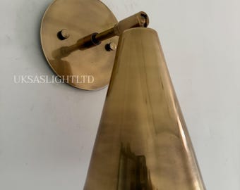 Aplique de pared cónico de latón crudo de mediados de siglo / Lámpara empotrada italiana