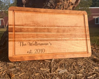 Tagliere personalizzato in acero e noce, regalo di nozze o per inaugurazione della casa con incisione personalizzata.
