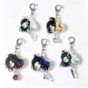 Könnte beinhalten: Fünf Acryl-Schlüsselanhänger mit Chibi-Anime-Figuren mit langem schwarzem Haar. Jeder Anhänger verfügt über einen silbernen Karabinerverschluss aus Metall und einen kleineren, sekundären Acryl-Anhänger, der Gegenstände wie Flöten oder Schwerter zeigt.