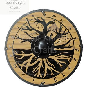 Könnte beinhalten: Ein runder Holzschild mit einem schwarzen Baumdesign und Runensymbolen. Der Schild hat einen schwarzen Metallboss und -rand. Der Text "Izaan Knight Crafts" und "ONLINE SOLUTION" befindet sich in der oberen linken Ecke.