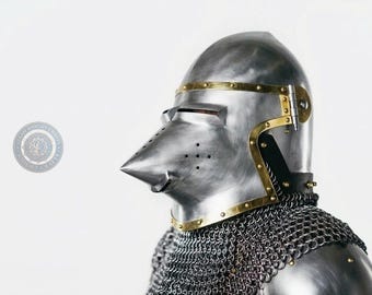 Middeleeuwse ridder bascinethelm met varkensgezicht en maliënkolder – staal en messing pantserreplica