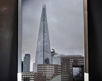 The Shard London, fotografia architektoniczna, wydrukowana, współczesna, miejska dekoracja ścienna z wieżowcem, minimalistyczny wystrój biura w brytyjskim pejzażu miejskim
