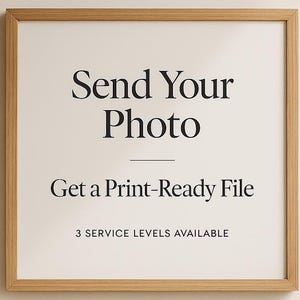Könnte beinhalten: Ein gerahmter Druck mit dem Text "Send Your Photo" in einer fetten Serifenschrift. Darunter steht "Get a Print-Ready File" und "3 Service Levels Available". Der Rahmen ist hellbraun, der Hintergrund cremefarben.