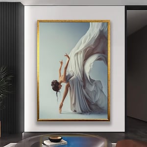 Op de afbeelding: Een ingelijst kunstwerk met een ballerina in een vloeiende witte jurk, midden in een dans. De danseres staat op spitzen, met sierlijk uitgestrekte armen. De gouden lijst versterkt de elegante esthetiek van het kunstwerk.