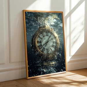 Puede incluir: Impresión enmarcada de un reloj de bolsillo dorado sumergido en agua. La esfera blanca muestra números romanos negros. El agua es azul oscuro con burbujas. El marco es de color marrón claro. La imagen evoca el tiempo.