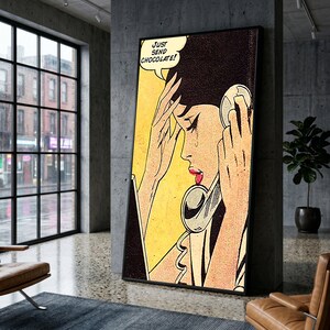 Peut inclure: Une impression d'art mural rectangulaire verticale représentant une illustration pop art d'une personne aux cheveux foncés tenant un combiné téléphonique à l'oreille. Une larme coule sur sa joue et une bulle contient le texte JUST SEND CHOCOLATE!