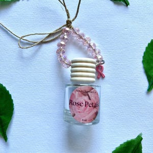 Difusor para coche de concienciación sobre el cáncer de mama / Ambientador para coche con lazo rosa / Accesorio para coche con cuentas rosas / Aroma a rosas / Regalo para la concienciación sobre el cáncer de mama