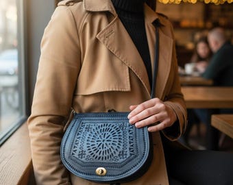 Handbearbetad läderaxelväska, marockansk filigranpräglad design