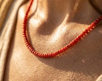 Natuurlijke ketting met rode koraalkralen, sierlijke sterlingzilveren choker, minimalistische handgemaakte sieraden