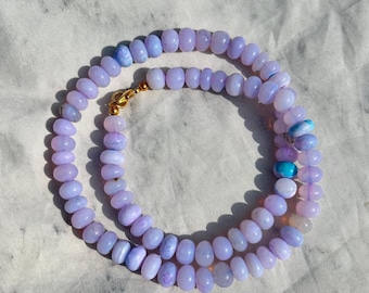 Collana con perline di opale lavanda naturale, chiusura in oro 14 carati, lunghezza 45 cm, gioiello fatto a mano.