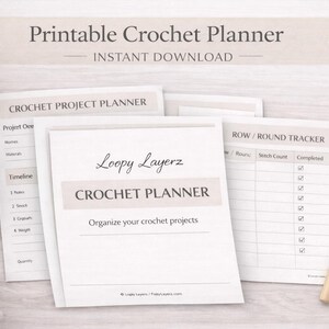 Può includere: Una raccolta di planner per uncinetto stampabili con il testo "Printable Crochet Planner" e "Instant Download". I planner includono un project planner, un row/round tracker e un uncinetto. Gomitoli di lana sullo sfondo.
