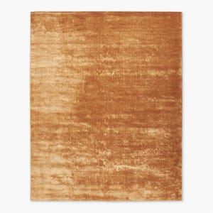 Peut inclure: Un tapis rectangulaire texturé de couleur brun doré chaud. La surface du tapis présente un aspect subtil et vieilli, avec des variations de couleur et de texture. Le design est simple et élégant, adapté à divers styles d'intérieur.