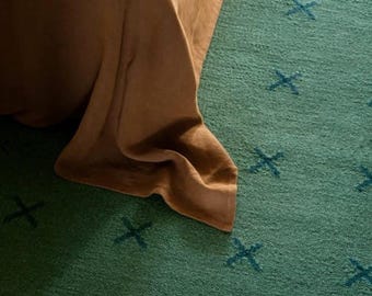 Alfombra de lana tejida a mano con diseño de cruz verde botella y azul. Tejido plano minimalista. Tamaños personalizados disponibles.