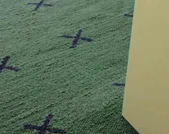 Alfombra de lana tejida a mano con diseño de cruz verde botella y azul. Tejido plano minimalista. Tamaños personalizados disponibles.