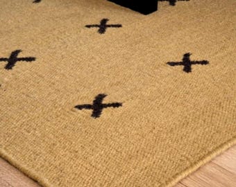 Alfombra de lana tejida a mano – Decoración nórdica cruzada en marrón óxido mostaza. Tamaños personalizados disponibles.