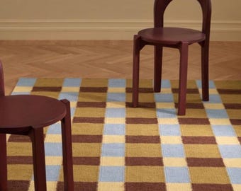 Alfombra de lana tejida a mano en granate y dorado: Diseño minimalista moderno escandinavo a cuadros Bauhaus