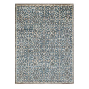 Könnte beinhalten: Rechteckiger Teppich mit detailliertem Muster in Blau, Beige und Grau. Das Design zeigt sich wiederholende florale und geometrische Elemente. Der Teppich hat einen Rand und eignet sich für Wohn- und Schlafzimmer. Die Maße des Teppichs sind in Zentimetern.