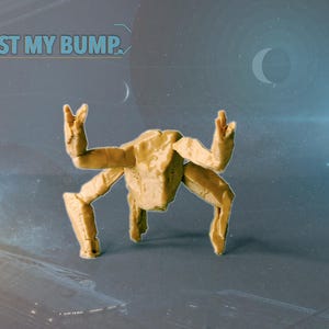 Op de afbeelding: Een beige, origami-achtig wezen met vier poten en twee armen, met een handgebaar. De tekst "FIST MY BUMP" staat erboven. De achtergrond is een ruimte-thema ontwerp met planeten en sterren.