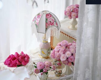 Lámpara de mesa floral con flecos de cuentas – Base de cerámica rosa con detalles de latón – Lámpara de lectura para mesita de noche o como elemento decorativo en el dormitorio o la sala de estar.