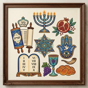 Peut inclure: Un cadre contenant une broderie au point de croix représentant des symboles juifs : une ménorah, un rouleau de Torah avec texte hébreu, une étoile de David, une grenade, une main de Hamsa avec un œil, des tables de loi, une coupe, du raisin et du pain challah.